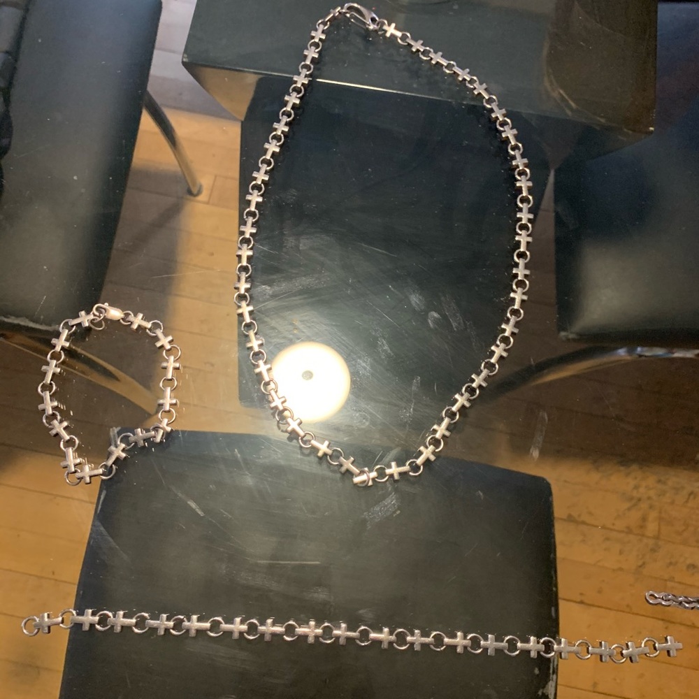 Silver necklace with bracelet